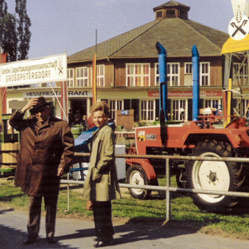Bild enthält, Clothing, Coat, Wheel, Adult, Male, Man, Person, Outdoors, Face, Vehicle