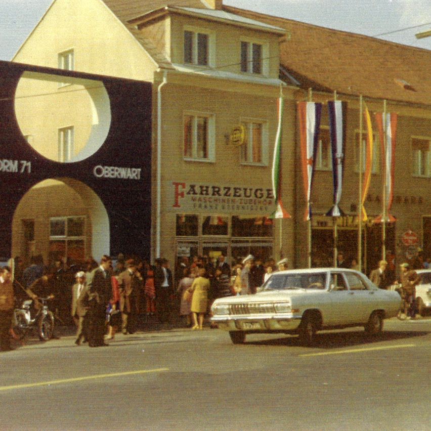 Bild enthält, City, Car, Neighborhood, Urban, Road, Street, Person, License Plate, Building, Wheel