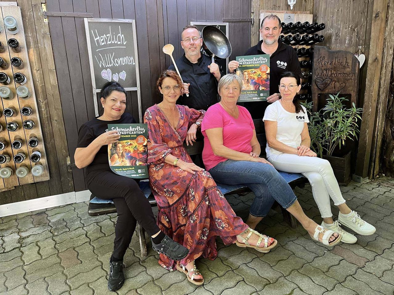 Bild enthält, Outdoors, Nature, Adult, Male, Man, Person, Female, Woman, Countryside, Alcohol