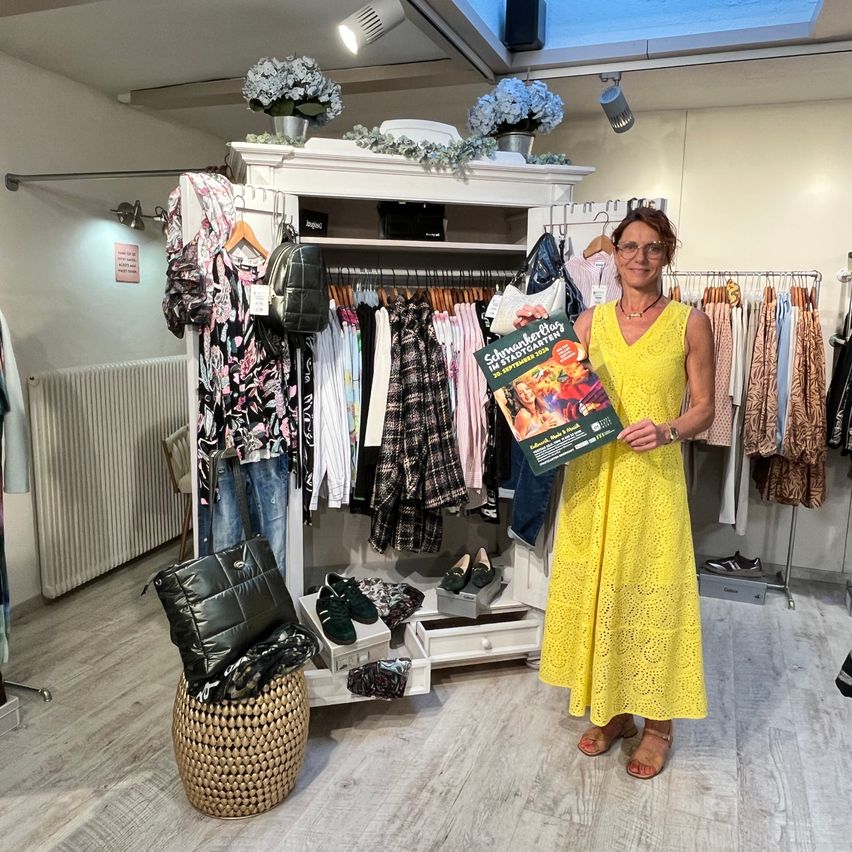 Bild enthält, Boutique, Adult, Female, Person, Woman, Handbag, Indoors, Necklace, Shoe, Jeans