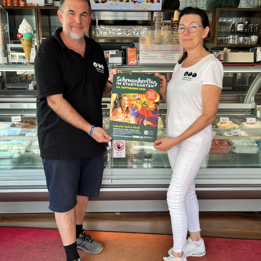 Bild enthält, Clothing, Shorts, Footwear, Shoe, Person, Sneaker, Pants, Face, Indoors, Restaurant