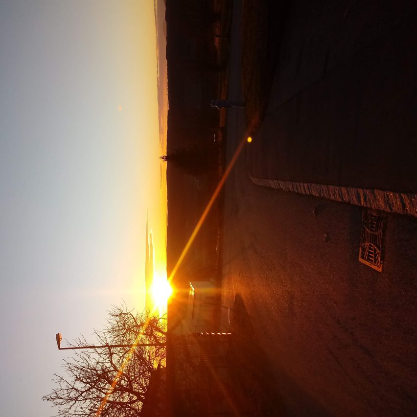 Bild enthält, Flare, Light, Nature, Outdoors, Sky, Sun, City, Street, Urban, Sunrise