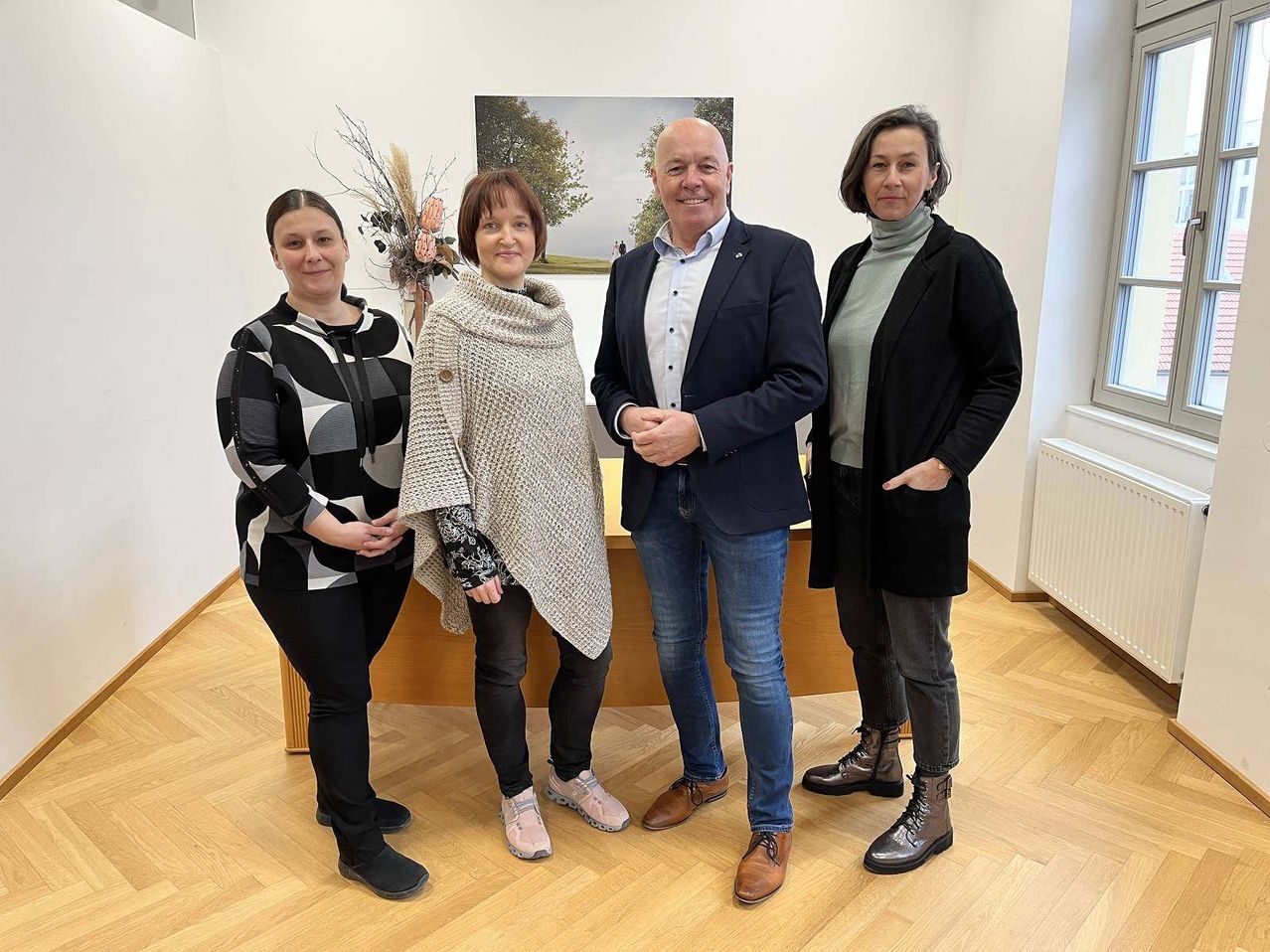 Bild enthält, Groupshot, Person, Clothing, Coat, Adult, Male, Man, Knitwear, Sweater