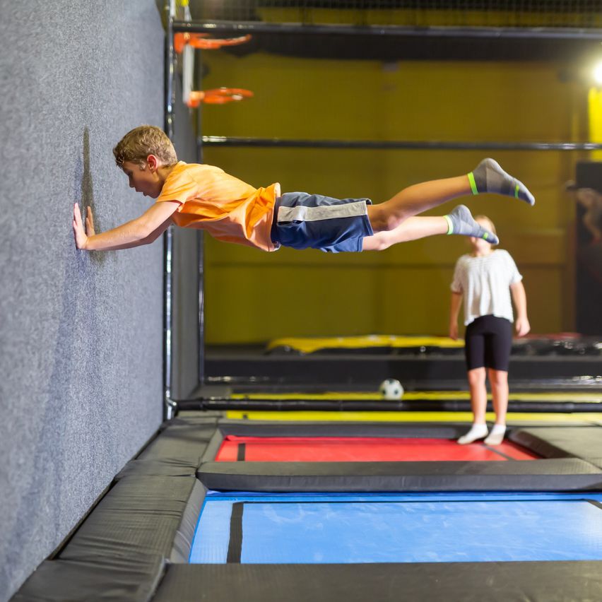 Bild enthält, Jumping, Person, Soccer, Soccer Ball, Sport, Clothing, Footwear, Shoe, Shorts, Face