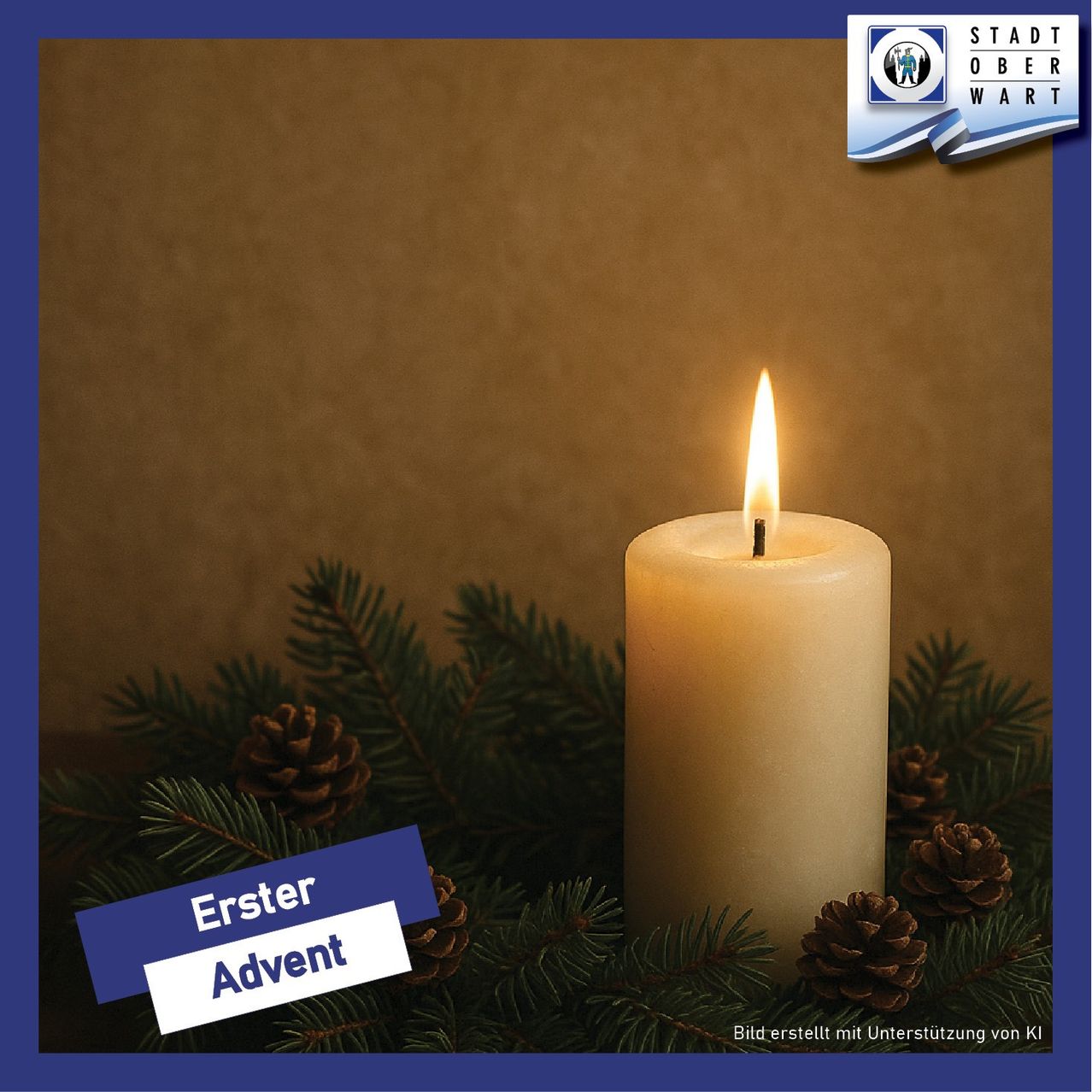 Eine Kerze, umgeben von Tannennadeln und Zapfen, beschriftet mit 'Erster Advent'. Der Hintergrund ist beige mit einem blauen Rand.