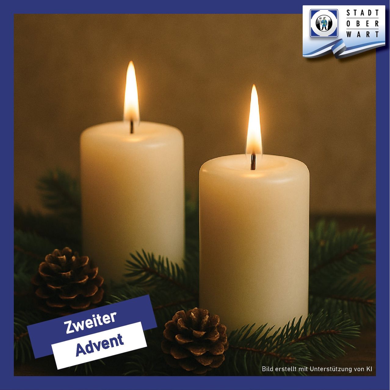 Zwei weiße Kerzen brennen auf einem Bett aus Tannennadeln. Das Bild hat einen blauen Rand mit dem Text 'Zweiter Advent' und dem Logo der Stadt Oberwart.