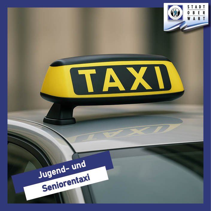 Das Bild zeigt ein Taxischild auf einem Auto mit dem Text Jugend- und Seniorentaxi auf blauem Hintergrund.