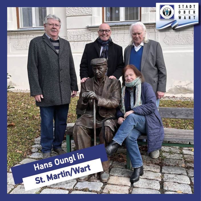 Fünf Personen posieren für ein Bild vor einer Statue von Hans Oungl in St. Martin/Wart.