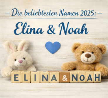 Ein hölzerner Hintergrund zeigt den Text 'Die beliebtesten Namen 2025: Elina & Noah.' Darunter sitzen ein Häschen und ein Teddybär neben Bausteinen, die 'ELINA & NOAH' buchstabieren. Das Häschen hat rosa Ohren und der Teddybär ist braun. Ein blaues Herz ist zentral platziert.