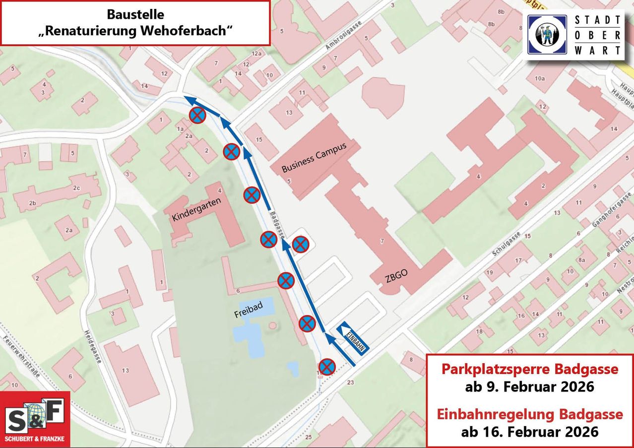 Karte zeigt 'Baustelle Sanierung Wehoferbach' mit einer blauen Route markiert, die Parkplätze und Änderungen im Zugfahrplan ab dem 9. und 16. Februar anzeigt.
