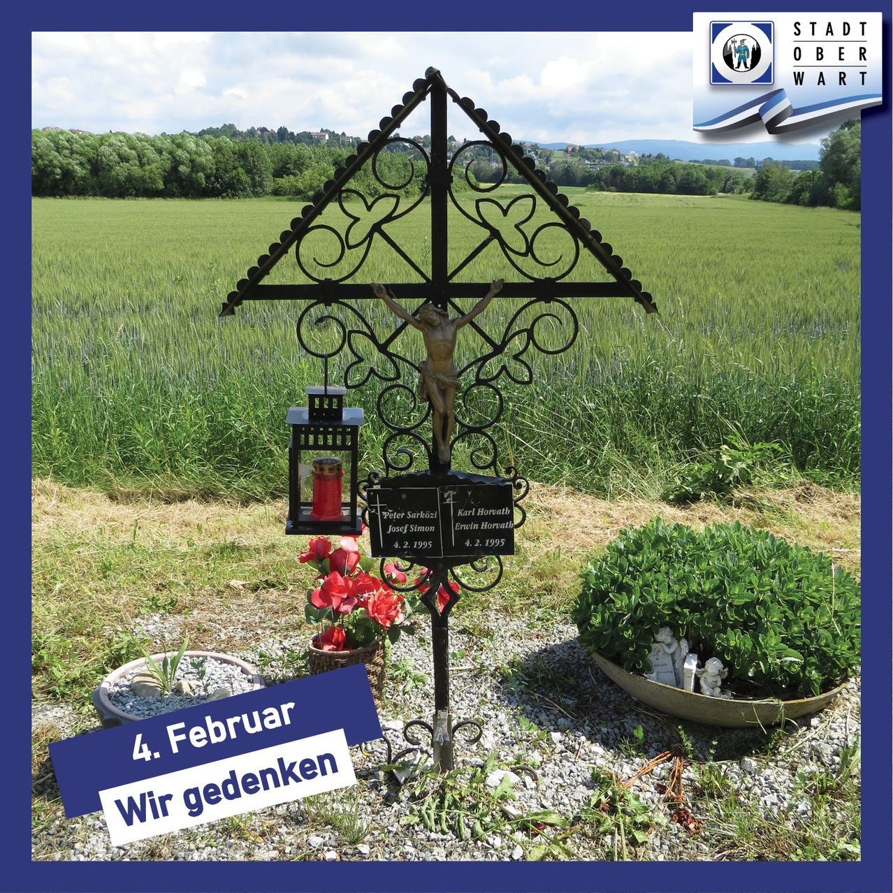 Ein Denkmal auf einem Friedhof mit einem Kreuz, Blumen und einer Tafel mit den Namen Josef Sarnthaler und Karl Horvath. Das Geburts- und Todesdatum ist ebenfalls angegeben.