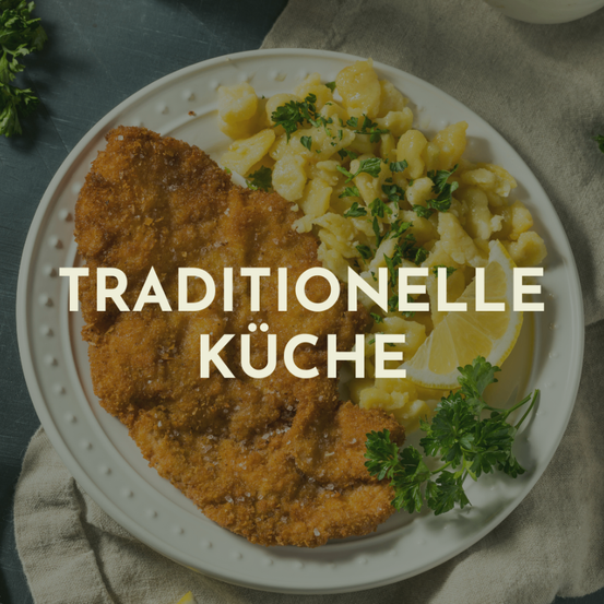 Ein Teller mit traditionellem deutschen Essen mit gebratenem Brot und Kartoffelpüree mit Petersilie und einer Zitronenscheibe. Der Teller hat einen weißen Rand.