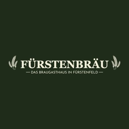 Grüner Hintergrund mit weißem Text, der 'Furstenbrau' und 'Das Braugasthaus in Furstenfeld' liest, begleitet von Weizensymbolen auf beiden Seiten.