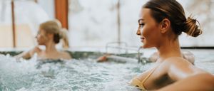Bild enthält, Bathing, Adult, Female, Person, Woman, Hot Tub, Tub, Face, Head