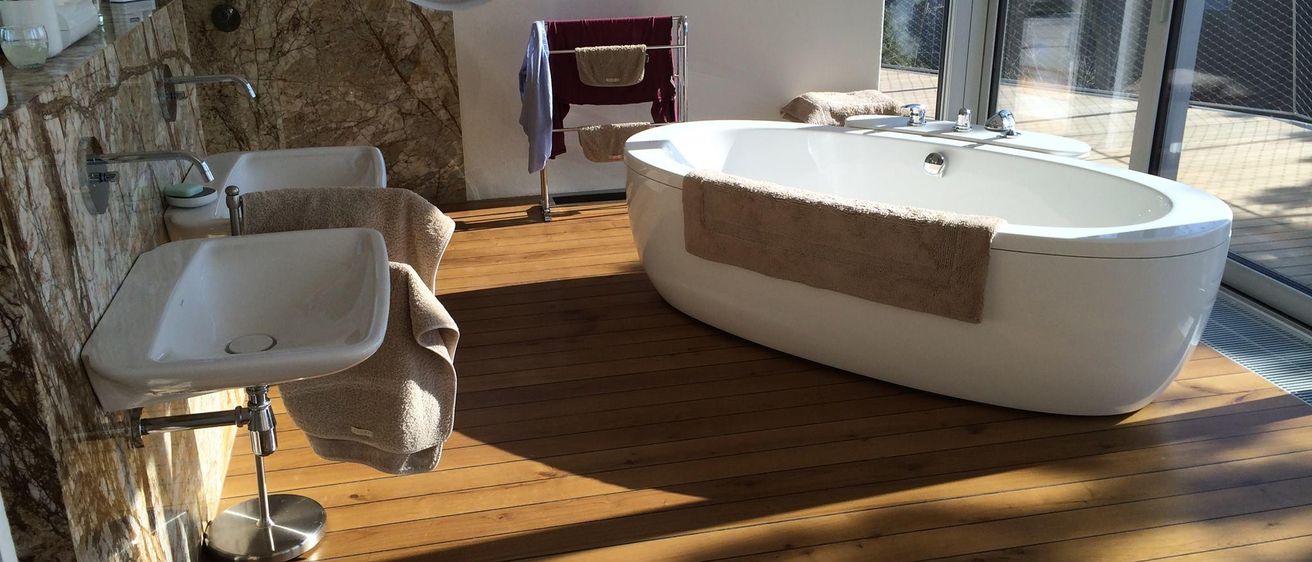 Bild enthält, Wood, Hardwood, Bathing, Tub, Bathtub, Floor, Interior Design, Flooring, Sink, Stained Wood