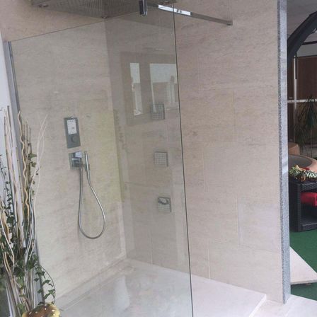 Bild enthält, Indoors, Bathroom, Room, Shower