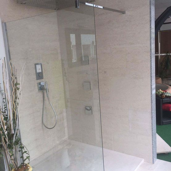 Bild enthält, Indoors, Bathroom, Room, Shower