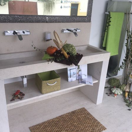 Bild enthält, Furniture, Table, Plant, Potted Plant, Desk, Flower, Home Decor, Flower Arrangement