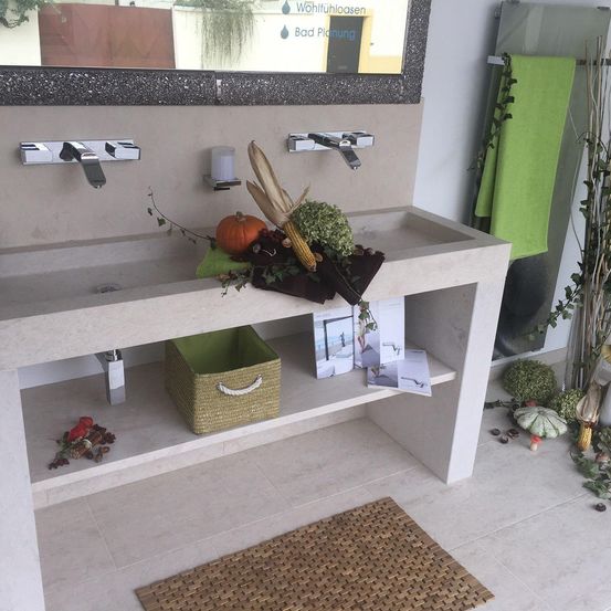 Bild enthält, Furniture, Table, Plant, Potted Plant, Desk, Flower, Home Decor, Flower Arrangement