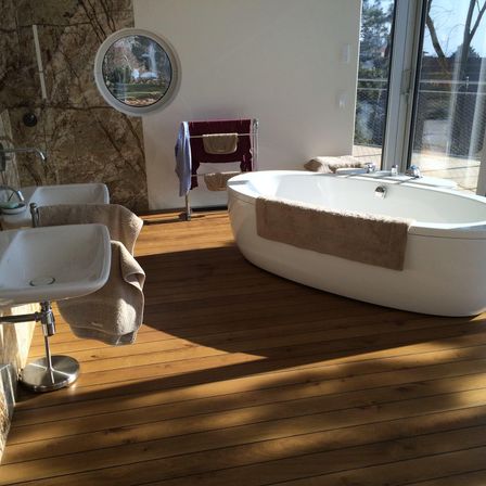 Bild enthält, Wood, Hardwood, Bathing, Tub, Bathtub, Floor, Interior Design, Flooring, Sink, Stained Wood