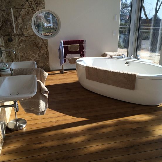 Bild enthält, Wood, Hardwood, Bathing, Tub, Bathtub, Floor, Interior Design, Flooring, Sink, Stained Wood