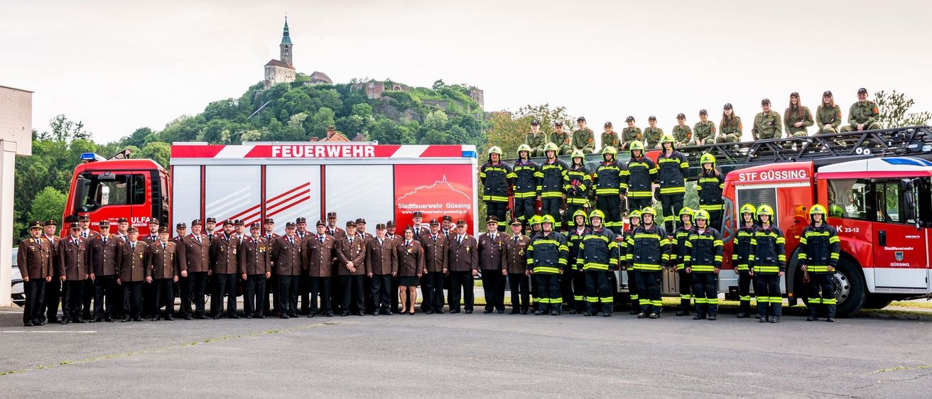 Bild enthält, People, Person, Helmet, Fire Truck, Transportation, Truck, Vehicle, Fire Station