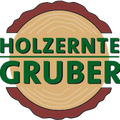 Logo der Firma Holzerne Gruber, die sich auf Holzprodukte spezialisiert hat, mit einem Holzstamm und grünem Text auf schwarzem Hintergrund.