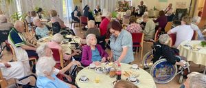 Bild enthält, Adult, Female, Person, Woman, People, Fun, Indoors, Brunch, Hall, Man