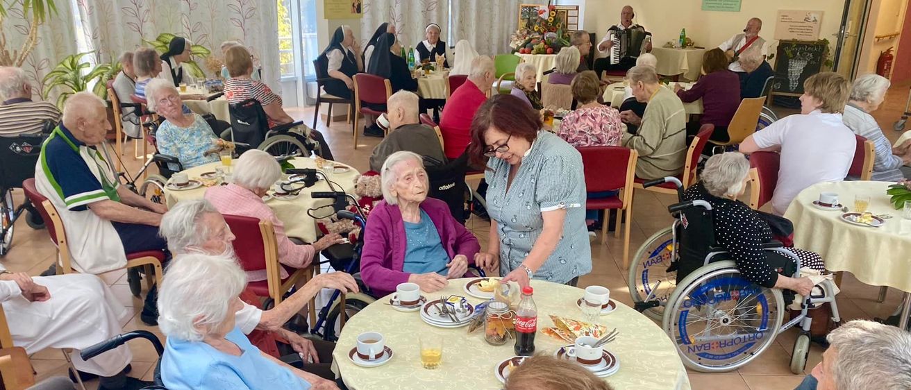 Bild enthält, Adult, Female, Person, Woman, People, Fun, Indoors, Brunch, Hall, Man