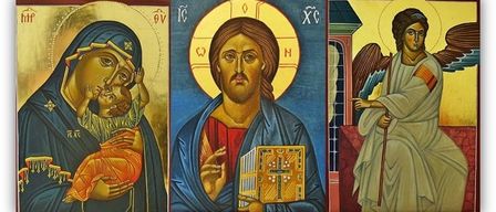 Drei religiöse Ikonen: eine zentrale Ikone von Jesus, der ein Buch hält, flankiert von Ikonen von Maria, die ein Kind hält, und einem Engel mit Flügeln und einem Stab.