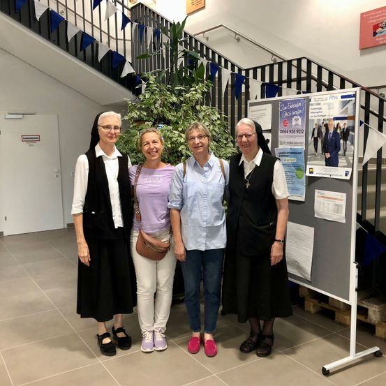 Image contains, Groupshot, Person, Adult, Male, Man, Female, Woman, People, Jeans, Shoe