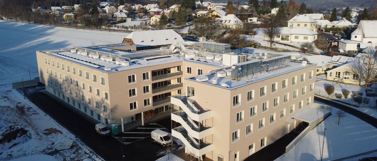 Bild enthält, Building, City, Office Building, Condo, Housing, Outdoors, Urban, Aerial View, Car, Road