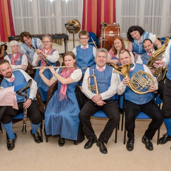 Bild enthält, Group Performance, Person, People, Music Band, Musical Instrument, Musician, Adult, Male, Man, Axe