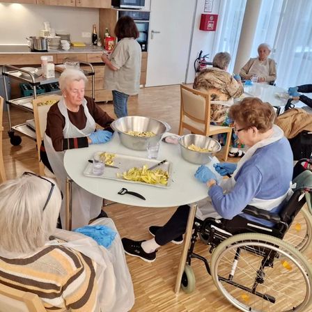 Bild enthält, Adult, Female, Person, Woman, Glove, Cafeteria, Brunch, Boy, Child, Male