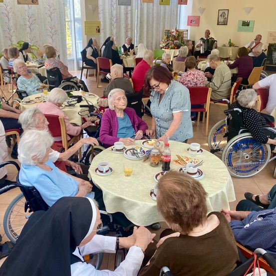 Bild enthält, Adult, Female, Person, Woman, People, Fun, Indoors, Brunch, Hall, Man