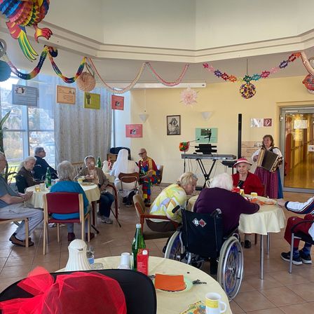 Bild enthält, People, Person, Building, Adult, Male, Man, Chair, Female, Woman, Restaurant