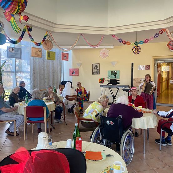 Bild enthält, People, Person, Building, Adult, Male, Man, Chair, Female, Woman, Restaurant