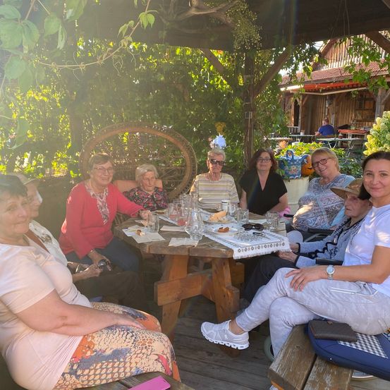 Bild enthält, Potted Plant, Shelter, Dining Table, Table, Person, Portrait, Restaurant, Patio, Dining Room, Woman