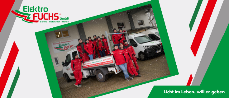 Eine Gruppe von Elektrikern in roten Uniformen steht vor einem Lastwagen mit einem Schild, das 'Licht im Leben' besagt. Sie sind vor einem Gebäude mit einem schneebedeckten Dach.