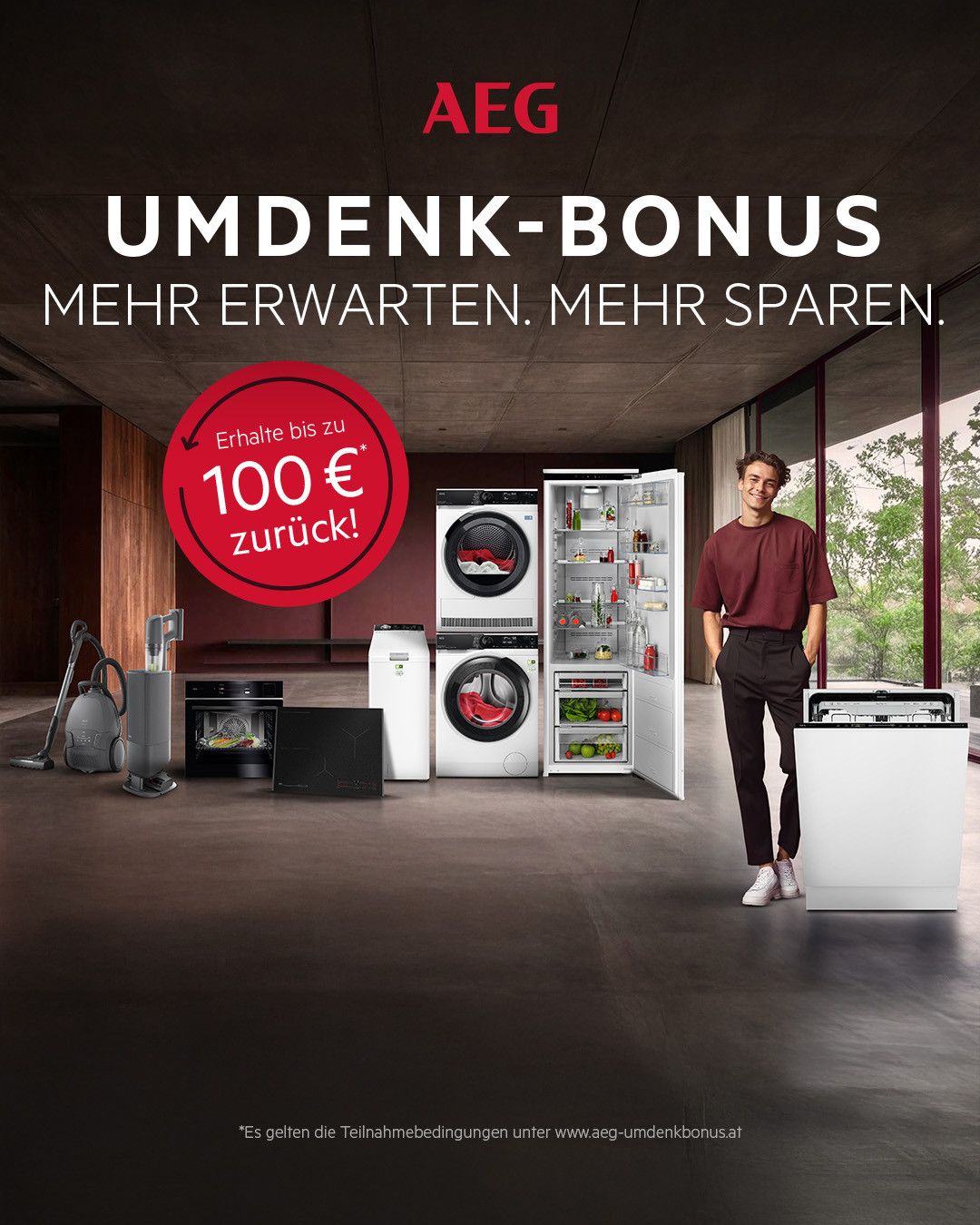 Eine AEG-Werbung zeigt einen Mann, der neben einem Kühlschrank, einer Waschmaschine und einem Geschirrspüler steht. Es gibt einen roten Kreis mit 'Erhalte bis zu 100€ zurück'. Der Slogan lautet 'Umdenk-Bonus: Mehr erwarten. Mehr sparen.'