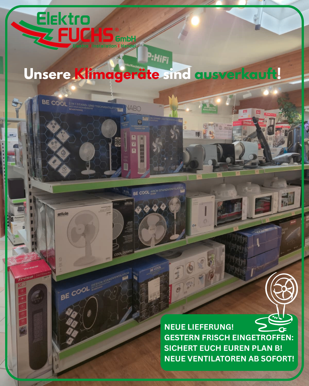 Regal mit Boxen verschiedener Klimageräte, einschließlich Ventilatoren und Heizungen, sind in einem Geschäft ausgestellt. Ein Schild sagt 'Unsere Klimageräte sind ausverkauft!' und 'NEUE LIEFERUNG!' steht unten rechts.