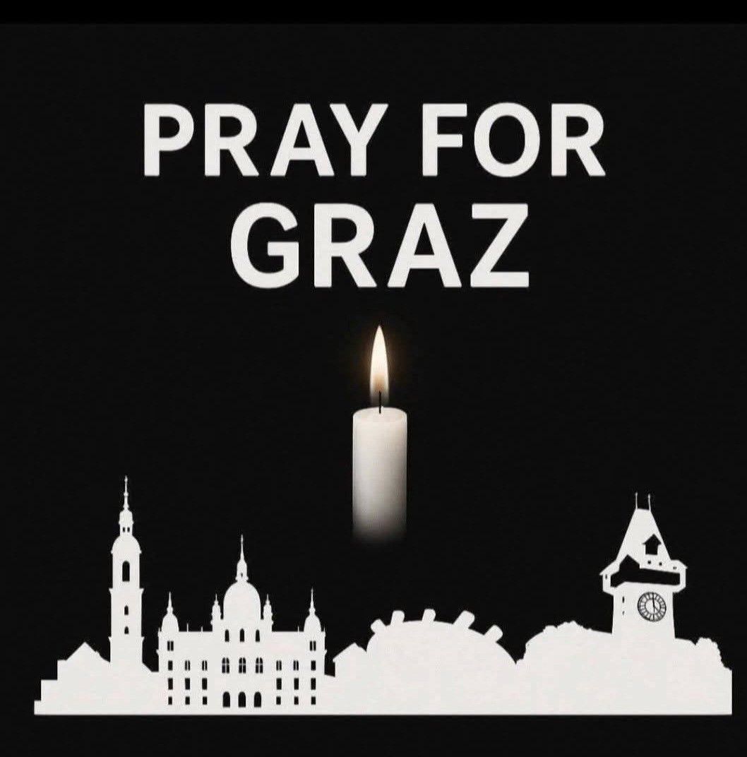 Ein schwarzer Hintergrund mit den Worten 'Betet für Graz' in Weiß. Vor einer Silhouette von Gebäuden und einem Uhrturm steht eine brennende Kerze.