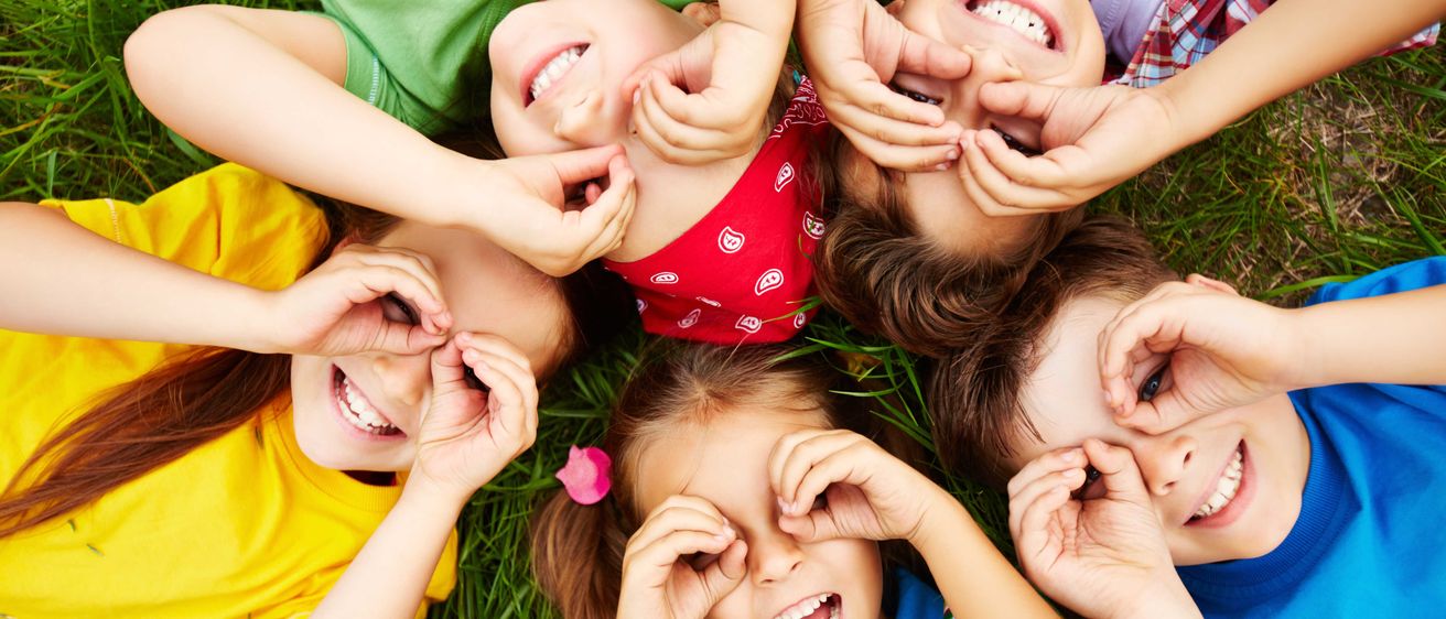 Bild enthält, Head, Person, Face, Happy, People, Grass, Laughing, Child, Female, Girl