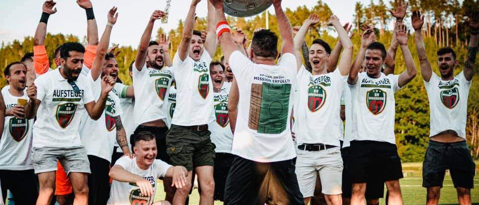 Bild enthält, Celebrating, Person, People, Adult, Male, Man, Shorts, Shoe, Face, Happy