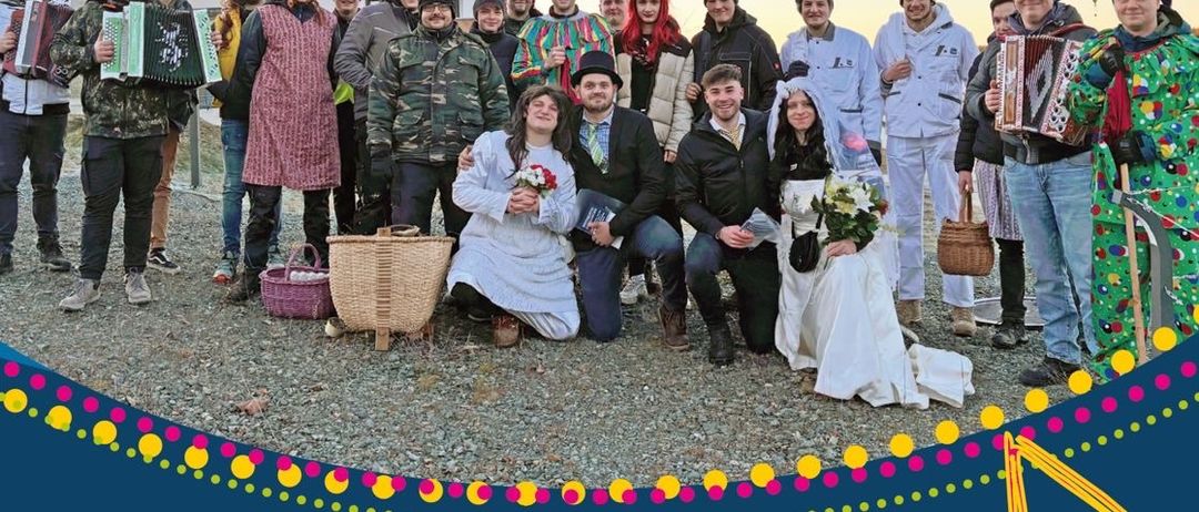 Ein Plakat für eine Veranstaltung namens Fleischball. Es zeigt eine Gruppe von Menschen in Kostümen, einige spielen Instrumente. Die Veranstaltung findet am Freitag, 23.01.2026, ab 19 Uhr in der Kultur- und Veranstaltungshalle statt.