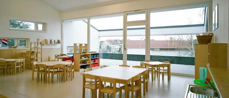 Bild enthält, Cafeteria, Indoors, Restaurant, Dining Table, Table, School, Chair, Classroom, Dining Room, Wood