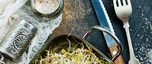 Bild enthält, Cutlery, Fork, Food, Food Presentation, Bean Sprout, Plant, Produce, Sprout, Vegetable, Knife