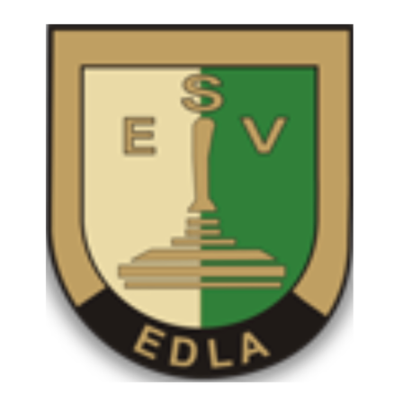 Das Emblem zeigt einen grünen und beigefarbenen Schild mit einer Kerze in der Mitte. Über der Kerze stehen die Buchstaben E und V. Unter dem Schild ist das Wort EDLA zu sehen.