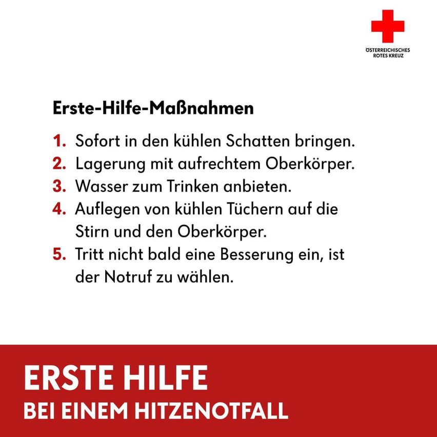 Das Bild zeigt Erste-Hilfe-Schritte bei Hitzschlag. Schritte umfassen das Verschieben in den Schatten, das Aufrechthalten des Körpers, das Anbieten von Wasser, das Auflegen von kühlen Tüchern und das Rufen des Notrufs, wenn keine Besserung eintritt.
