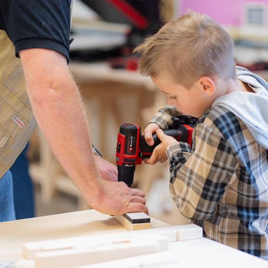 Bild enthält, Person, Woodworking, Boy, Child, Male, Device, Power Drill, Tool